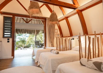 Bedroom and Kitchen of the Te Moana bungalow at the Tiki Beach in Moorea
